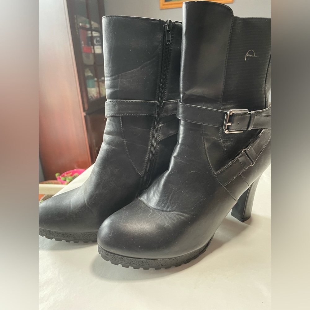 Women’s fashion boots size 11W